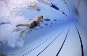 swimmers-79592_640